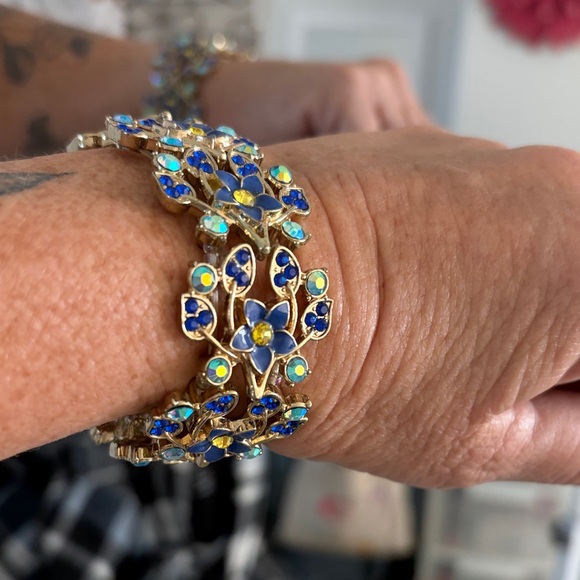 Jewelry - Vintage Shades of Blue AB stones Enamel Gold & Blue Floral Stretch Bracelet